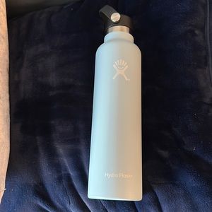 Hydroflask standard mouth with flex cap 24oz water bottle in Frost